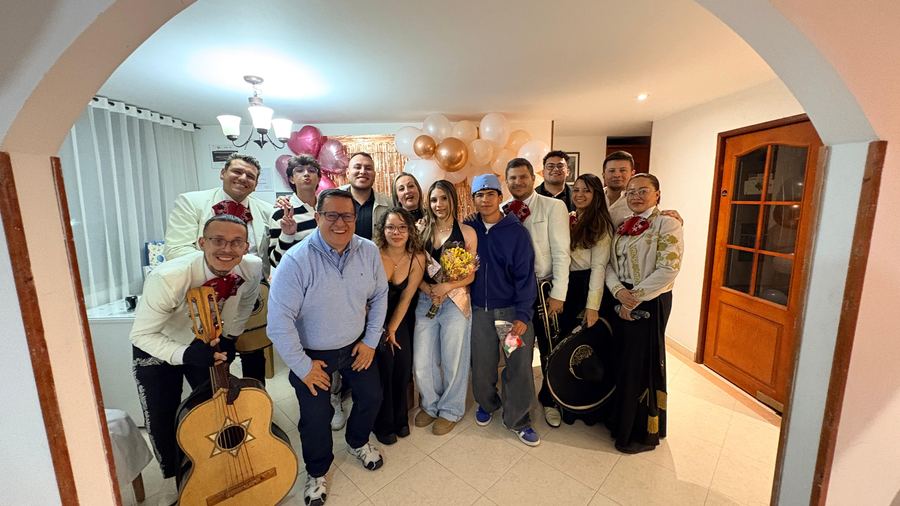 Mariachi Bonito Tecalitlán en serenata de cumpleaños en Bogotá